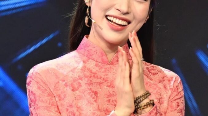 Khánh Vy là nữ MC trẻ nhất của "Đường lên đỉnh Olympia".