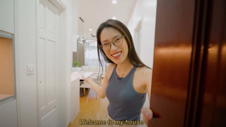 screen-shot-2025-10-28-at-11822-pm-13191164 Khối tài sản ở tuổi 26 của nữ MC trẻ nhất 'Đường lên đỉnh Olympia' - 2