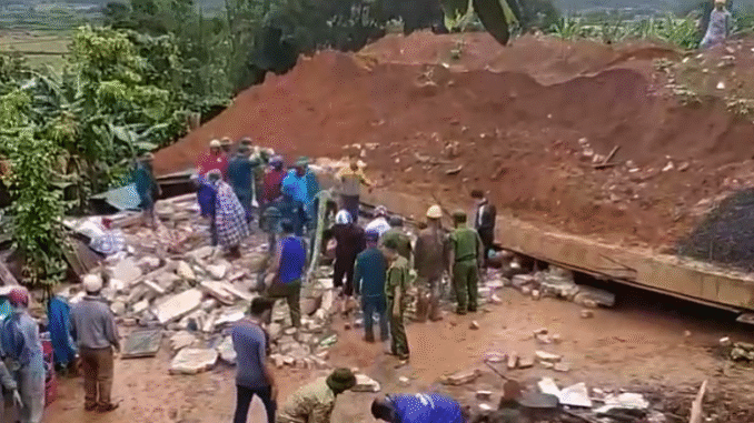 screenshot-2025-10-25-at-16-03-3645-2563-1761386075 Hiện trường căn nhà bị đổ sập khiến hai cha con tử vong. Ảnh: Ngọc Oanh