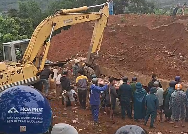 Tường nhà hàng xóm đổ sập vùi lấp nhà, 5 người trong gia đình thương vong -0