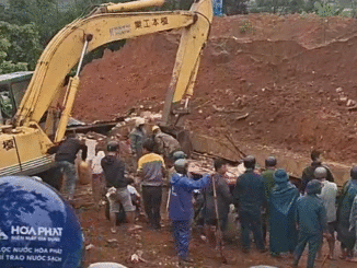 Tường nhà hàng xóm đổ sập vùi lấp nhà, 5 người trong gia đình thương vong -0