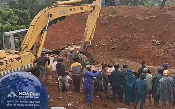 Tường nhà hàng xóm đổ sập vùi lấp nhà, 5 người trong gia đình thương vong -0