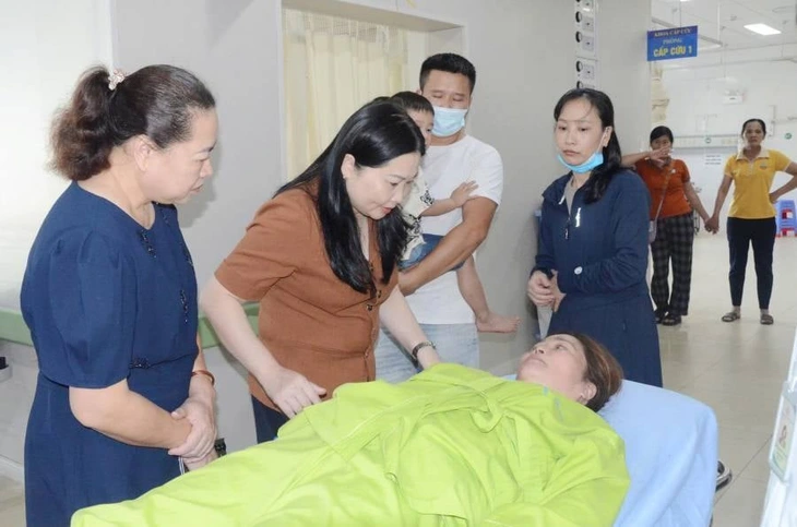 Lật xe khách tuyến Nghĩa Lộ - Mỹ Đình, 3 người chết, nhiều người bị thương - Ảnh 2.