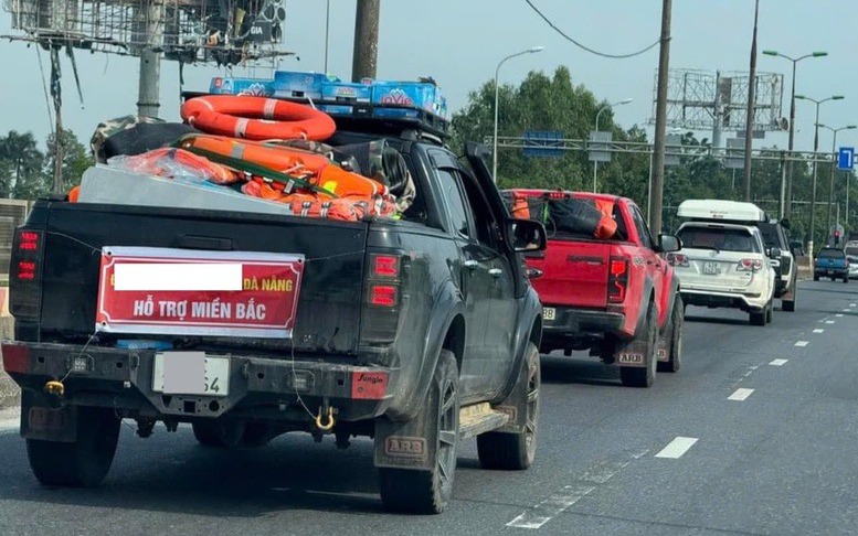 Xe tải chở hàng cứu trợ gặp tai nạn trên Quốc lộ 1 - Ảnh 2.