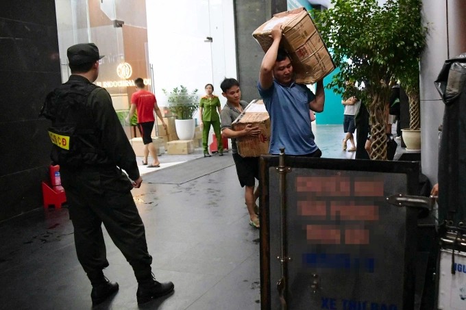 tailieu-1760426149-56-width680height453 Nhiều thùng tài liệu được chuyển đi từ công ty NextTech trước sự giám sát của công an, tối 7/10. Ảnh: Linh Đan/VnExpress