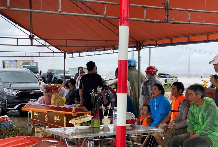 Lật thuyền khiến 2 bà cháu ở Thanh Hóa chết, mất tích trên đường tránh lũ- Ảnh 1. Lật thuyền khiến 2 bà cháu ở Thanh Hóa chết, mất tích trên đường tránh lũ- Ảnh 1.