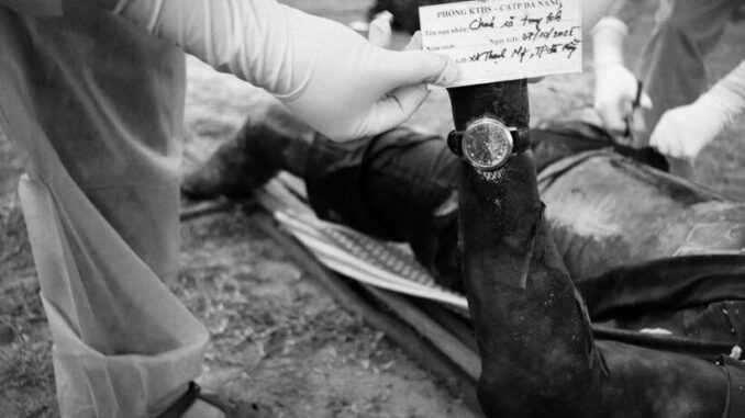 Công an tìm tung tích thi thể nổi trên hồ thủy điện Sông Bung 5. Ảnh: Dân trí