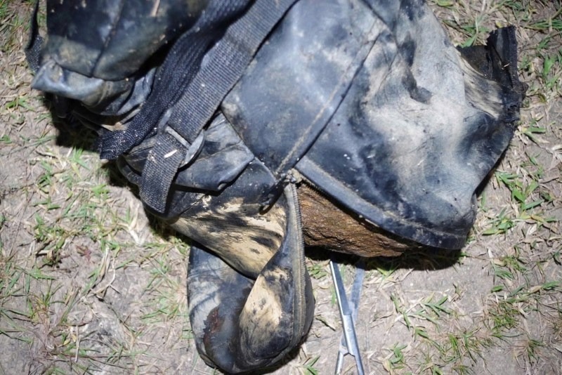 thi-the-nam-gioi-noi-tren-mat-ho-thuy-dien-lung-deo-ba-lo-chua-tang-da-20kg-o-da-nang-2-09091815 Nạn nhân có đeo một ba lô màu đen, bên trong chứa tảng đá nặng khoảng 20kg. Ảnh: Lao động