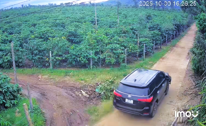 Hình ảnh truy vết từ camera ghi lại cảnh tài xế lái ô tô tăng tốc, bỏ trốn khỏi hiện trường tai nạn. (Ảnh cắt từ clip)