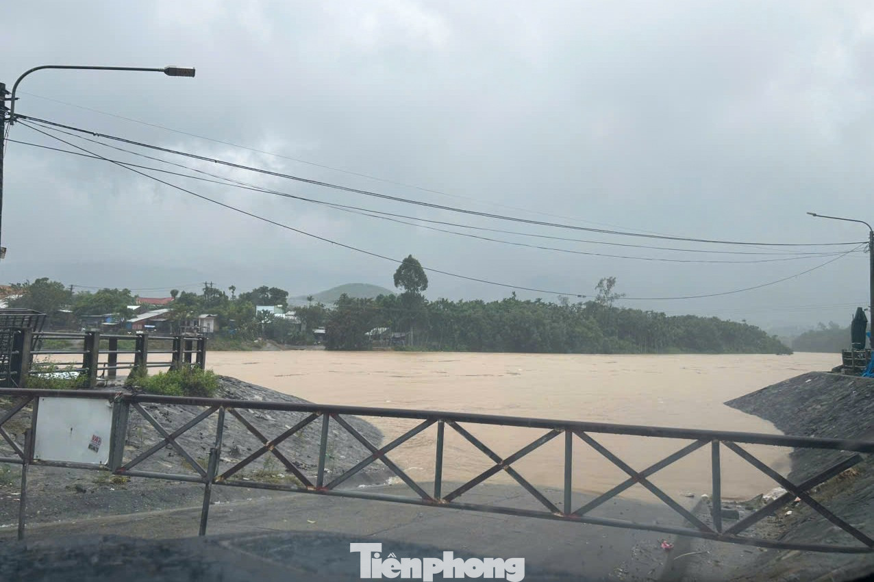 Đà Nẵng đang mưa to và rất to, sơ tán hàng trăm hộ dân ở các vùng sạt lở, ngập sâu- Ảnh 3. Đà Nẵng đang mưa to và rất to, sơ tán hàng trăm hộ dân ở các vùng sạt lở, ngập sâu- Ảnh 3.