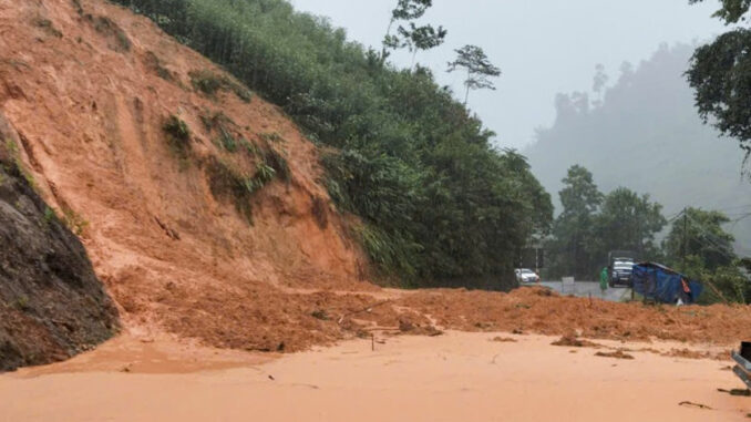 Đà Nẵng đang mưa to và rất to, sơ tán hàng trăm hộ dân ở các vùng sạt lở, ngập sâu- Ảnh 1.