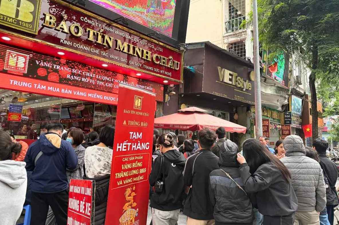 Nhiều người cho biết, vàng nhẫn và vàng miếng thời điểm này rất khó mua. Ảnh: Phương Anh