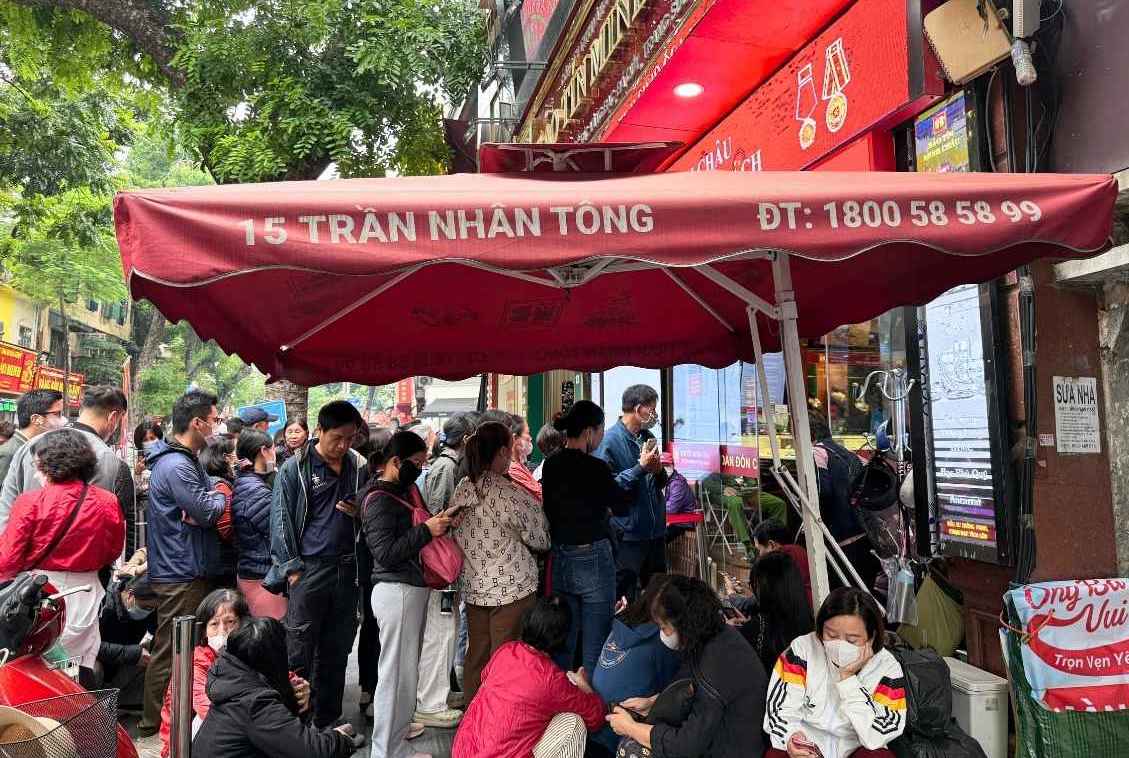 Ngày 25.10, nhiều tiệm vàng tạm ngừng bán ra, người dân vẫn xếp hàng dài chờ mua. Ảnh: Phương Anh