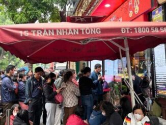 Ngày 25.10, nhiều tiệm vàng tạm ngừng bán ra, người dân vẫn xếp hàng dài chờ mua. Ảnh: Phương Anh