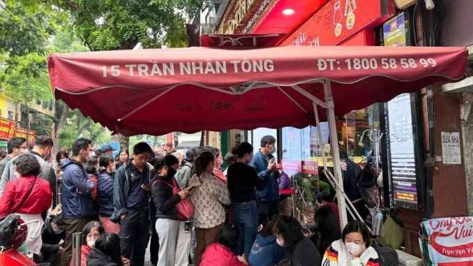 Ngày 25.10, nhiều tiệm vàng tạm ngừng bán ra, người dân vẫn xếp hàng dài chờ mua. Ảnh: Phương Anh