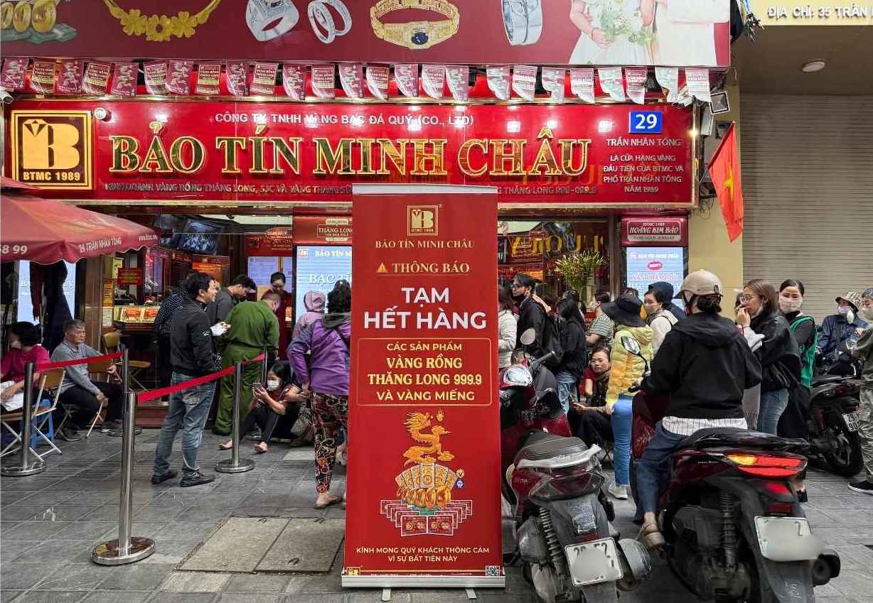 Nhiều cửa hàng kinh doanh thông báo hết vàng miếng, vàng nhẫn. Ảnh: Phương Anh