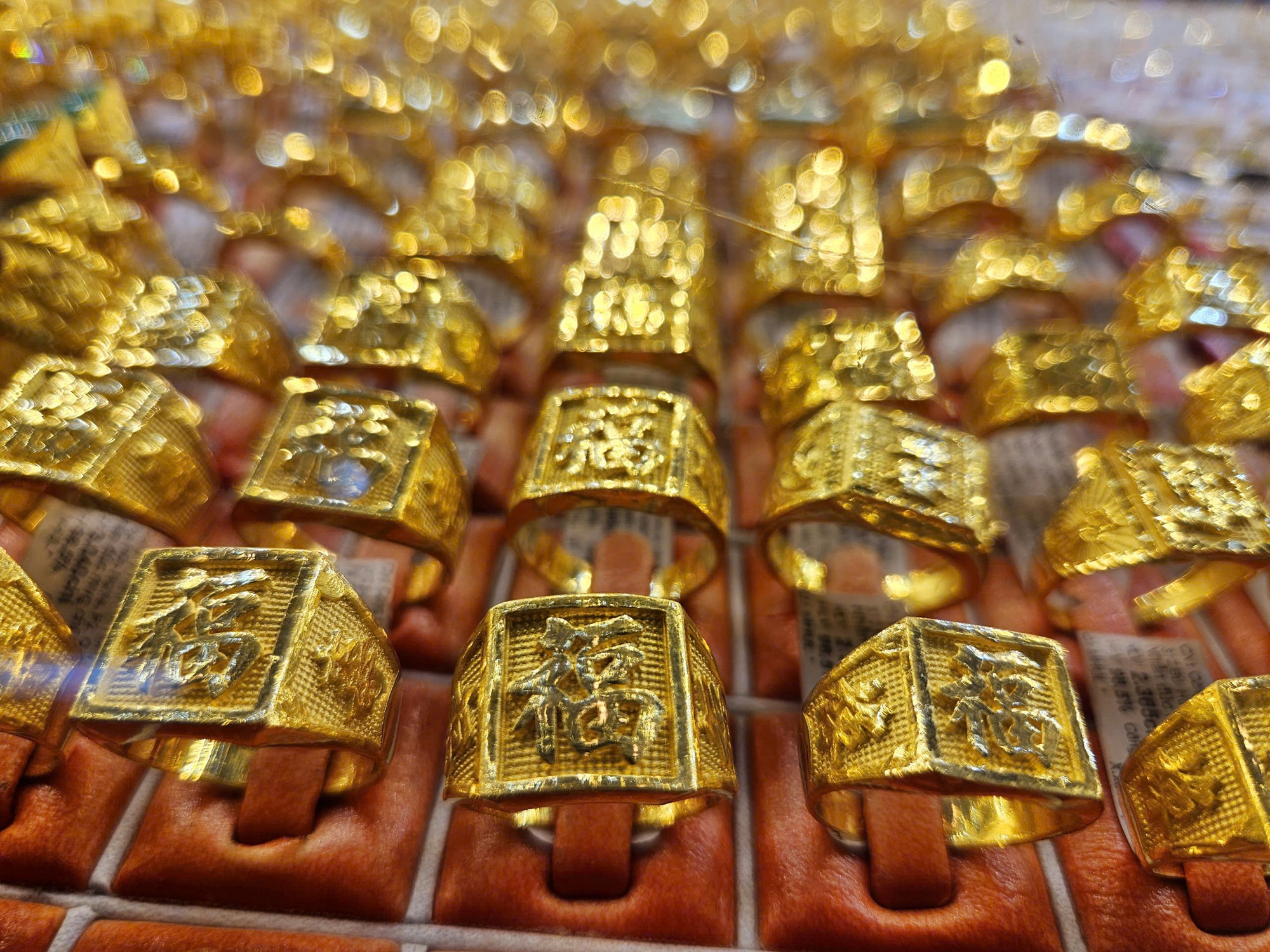 Chiều nay, 28-10, giá vàng miếng SJC và vàng nhẫn "giảm không phanh"- Ảnh 1.