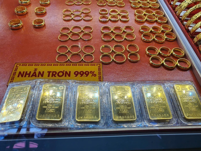 vang-7-10-1759802617266758323633-1 Tối nay 17-10, giá vàng đang lao dốc mạnh - Ảnh 1.