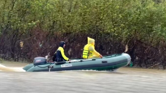 Lực lượng chức năng vẫn đang tích cực tìm kiếm các nạn nhân. Ảnh: Báo Tiền phong.