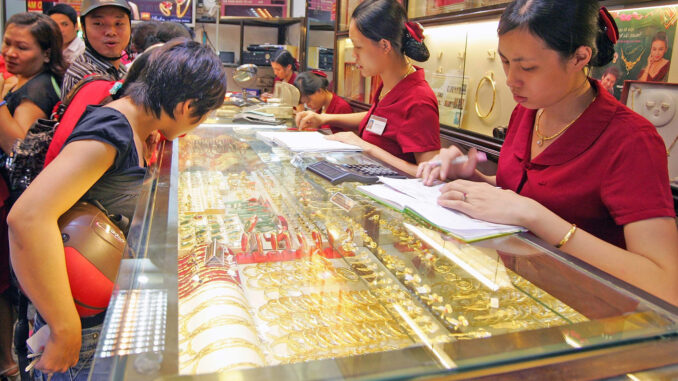 Người mua vàng lỗ nặng- Ảnh 1.