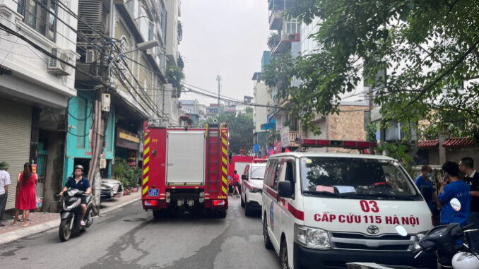 xe-cap-cuu-1760145691-17601457-4578-4545-1760145742-6 Xe cấp cứu chờ ngoài đường Xã Đàn để đưa nạn nhân đến bệnh viện. Ảnh: Huy Mạnh