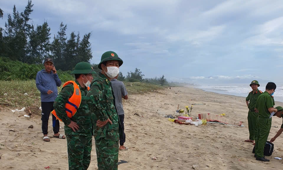 NÓNG: Phát hiện 2 thi thể nghi là nạn nhân vụ 9 ngư dân mất tích ở Quảng Trị- Ảnh 1. NÓNG: Phát hiện 2 thi thể nghi là nạn nhân vụ 9 ngư dân mất tích ở Quảng Trị- Ảnh 1.