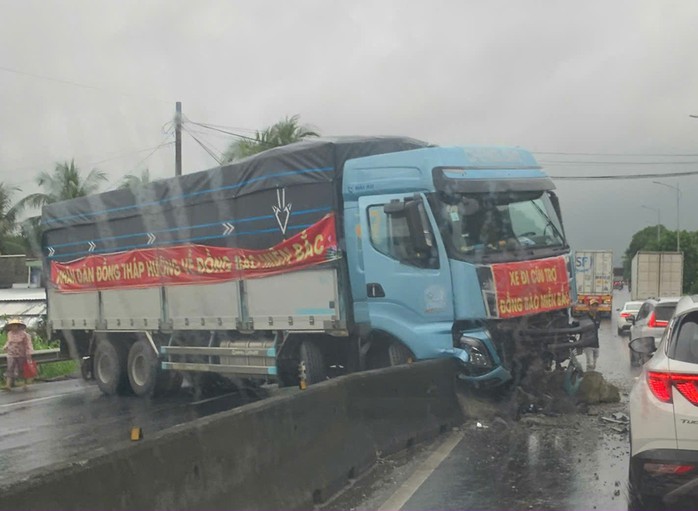 Xe tải chở hàng cứu trợ gặp tai nạn trên Quốc lộ 1 - Ảnh 1.