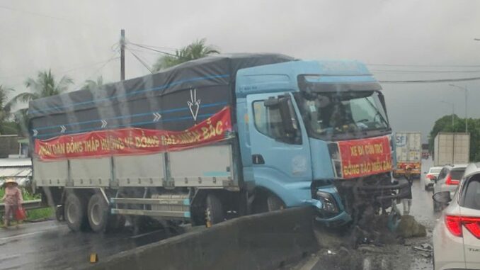 Xe tải chở hàng cứu trợ gặp tai nạn trên Quốc lộ 1 - Ảnh 1.