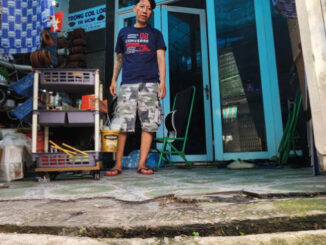 Dù nhiều lần gia cố, nền căn nhà 3 tầng của anh Xuân Trọng vẫn bị nứt kéo dài tạo khoảng hở lớn. Ảnh: Đình Văn