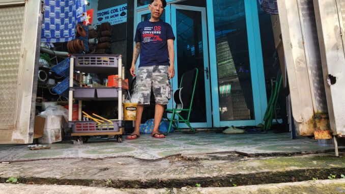 z7164539970393-1fbe0481607d2b0-7876-5264-1761667580 Dù nhiều lần gia cố, nền căn nhà 3 tầng của anh Xuân Trọng vẫn bị nứt kéo dài tạo khoảng hở lớn. Ảnh: Đình Văn